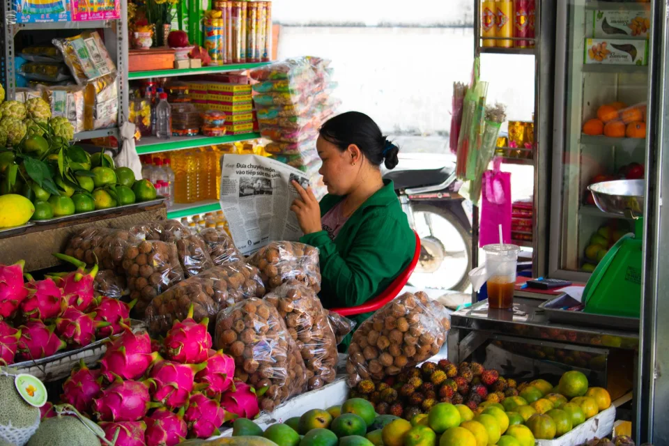 Nhân viên đang soạn hàng cho khách